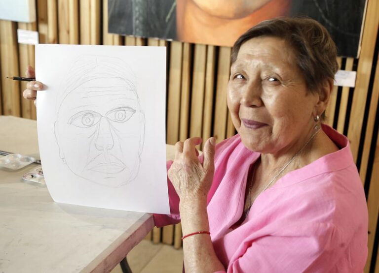 señora mostrando un dibujo