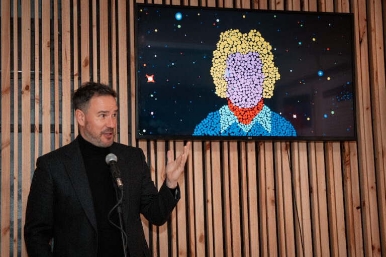 relator de la exposicion con una grafica de fondo