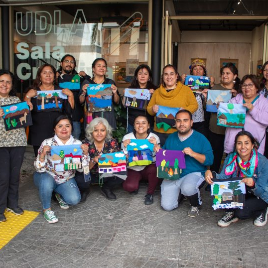 Grupo con arpillera en la mano incados para la foto